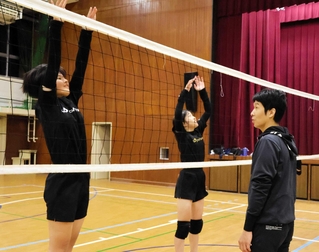 ジャンプの練習をする生徒ら＝西宮市樋ノ口町１