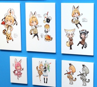 会場には千点以上のイラストが並ぶ＝宝塚市武庫川町