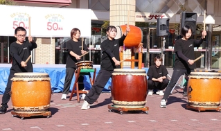 和太鼓の演奏を披露する猪名川町立大島小学校の児童ら＝猪名川町松尾台１