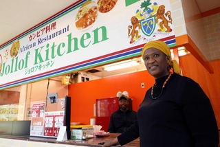 日本で２店舗のガンビア料理店をオープンさせた名誉総領事のビントゥー・クジャビ・ジャロウさん（右）＝西宮市林田町