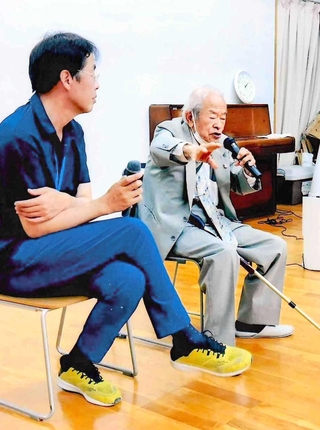 生前、語り部として自身の戦争経験を語る田間貞雄さん（右）（提供）