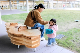 伊丹市役所の市民広場に戻ってきたベンチ＝伊丹市千僧１