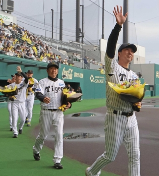 優勝報告会で尼崎市民に手を振る藤川球児監督（右）ら＝尼崎市杭瀬南新町３