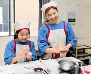 防災食レシピの最終審査で調理する参加者＝西宮市浜脇町