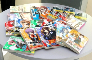 涼宮ハルヒシリーズの作品が並ぶ＝西宮市苦楽園二番町