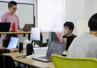 プログラミングやＩＴ技術を駆使して作業する就労継続支援Ｂ型事業所「ワークリンク尼崎」＝尼崎市東難波町５（画像の一部を加工しています）