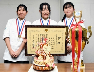 「スイーツ甲子園」で初優勝した育成調理師専門学校の（左から）小泉瀬名さん、福井せなさん、瀬川友梨奈さん＝尼崎市役所