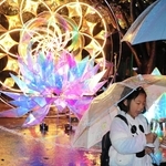 梅園公園に登場した光のオブジェ。光るグラスで乾杯＝伊丹市西台１