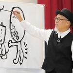 児童らの前でライブペインティングを披露した長谷川義史さん＝尼崎市杭瀬北新町２