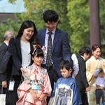 七五三参りに訪れた親子らでにぎわう西宮神社の境内＝西宮市社家町