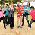 武庫川モルックマメシーバのメンバーと一緒に世界３位を喜ぶ内藤平さん（右から３人目）と村田菜月さん（同４人目）＝西宮市小松東町３