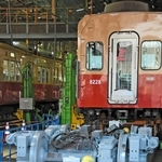 車両工場のピット見学を楽しむ親子連れ＝尼崎市北城内