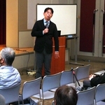 市民との対話集会で行財政改革について説明する宝塚市の森臨太郎市長＝宝塚市小林２