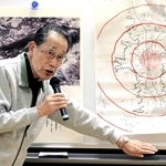 貴重な写真や資料を交えて自身の体験を伝えた鹿島孝治さん＝伊丹市宮ノ前３