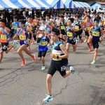 一斉にスタートする男子１区の選手たち＝豊岡市日高町（撮影・吉田敦史）