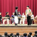 吉本新喜劇のメンバーと舞台に立った児童ら＝尼崎市杭瀬北新町２