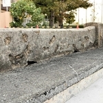 公園の敷地内に移設された欄干。大小無数の爆弾痕が残っている＝西宮市学文殿町２