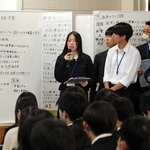 グループ討議の結果を発表する生徒たち＝尼崎小田高校