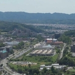 まち開きから半世紀の日生ニュータウン。中央の能勢電鉄日生中央駅の左右にマンション群や宅地が広がる＝２０２４年６月（猪名川町提供）