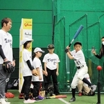 岩田稔さんからアドバイスを受けて打撃に取り組む参加者＝西宮市甲子園町