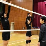 ジャンプの練習をする生徒ら＝西宮市樋ノ口町１