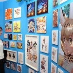 アニメ「けものフレンズ」のイラストが並ぶ会場＝宝塚市武庫川町
