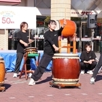 和太鼓の演奏を披露する猪名川町立大島小学校の児童ら＝猪名川町松尾台１