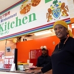 日本で２店舗のガンビア料理店をオープンさせた名誉総領事のビントゥー・クジャビ・ジャロウさん（右）＝西宮市林田町