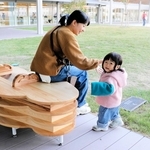 万博貸し出しベンチ、伊丹市役所に帰ってきたよ　飛行機雲イメージ、世界とのつながり感じて