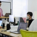 プログラミングやＩＴ技術を駆使して作業する就労継続支援Ｂ型事業所「ワークリンク尼崎」＝尼崎市東難波町５（画像の一部を加工しています）