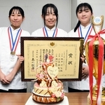 「スイーツ甲子園」で初優勝した育成調理師専門学校の（左から）小泉瀬名さん、福井せなさん、瀬川友梨奈さん＝尼崎市役所