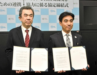 情報通信技術（ＩＣＴ）の活用で協定を結んだ東京大大学院の越塚登教授（左）と西宮市の石井登志郎市長＝西宮市六湛寺町