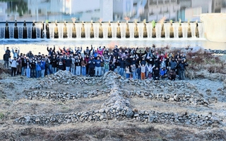 １日目の石積み作業後、武庫川の中州に浮かび上がった「生」の文字＝宝塚市