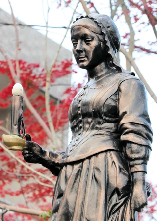 灯火を手に優しいまなざしを向ける＝川西市花屋敷１