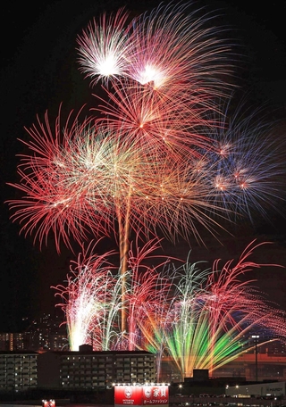 ２０２４年８月に開かれた猪名川花火大会＝川西市久代３から