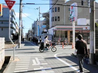 住宅街の信号機のない小さな交差点でも自転車事故などが相次いでいる＝尼崎市南塚口町２