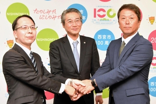 阪神タイガースが運営を支援する地域クラブの立ち上げを発表した（左から）西宮市の藤岡謙一教育長、嶌村聡球団本部長、水口栄二さん＝西宮市役所