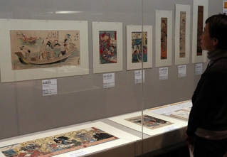 江戸時代から昭和初期にかけての宝船の絵が並ぶ会場＝西宮市鞍掛町