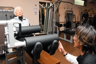 筋力トレーニングに励む利用者＝尼崎市大庄中通３