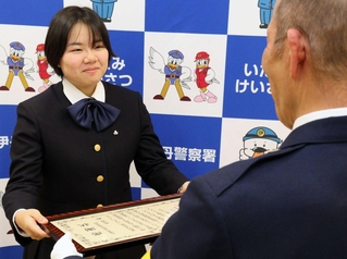 署長感謝状を受け取る県立伊丹高２年の河口美広さん＝伊丹市千僧１
