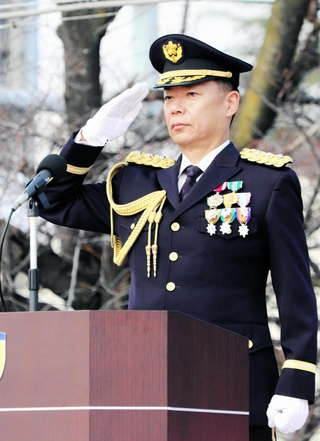 着任式で自衛隊員に敬礼する南川信隆第３師団長＝伊丹市広畑１