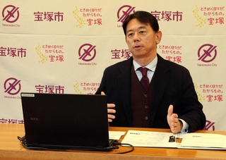 物価高対策のための商品券配布について説明する森臨太郎宝塚市長＝宝塚市東洋町（撮影・池田大介）