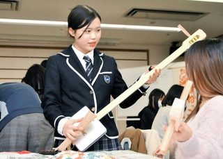 手作りした三味線の調律を手伝う中瀬結愛さん＝西宮市高松町