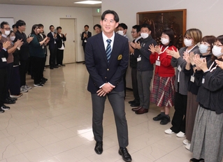宝塚市職員から歓迎を受けるプロ野球広島カープに入団した斉藤汰直さん＝宝塚市東洋町