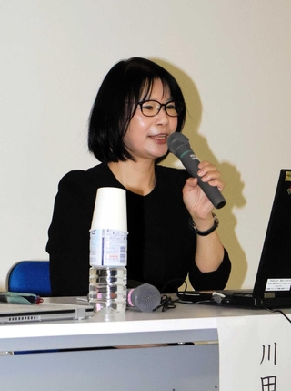 ひきこもり支援の手法について講演する県立大看護学部の川田美和教授＝西宮市池田町