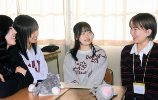 ベトナム人のチャンさん（右端）と交流する尼崎小田高校の生徒＝尼崎市長洲中通２