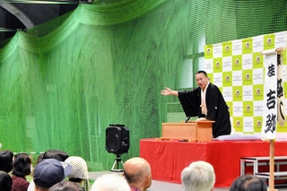 ブルペンにつくられた高座に上がる桂吉弥さん＝西宮市甲子園町