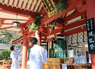 ササの葉を使ってほこりを払う神職ら＝西宮市社家町