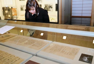 谷崎潤一郎ゆかりの貴重な品々が並ぶ展示＝芦屋市伊勢町