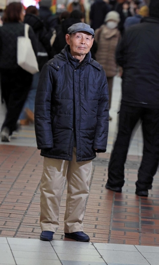 残留孤児となり、中国人の養父母に育てられた箟和雄さん＝尼崎市内（撮影・小林良多）